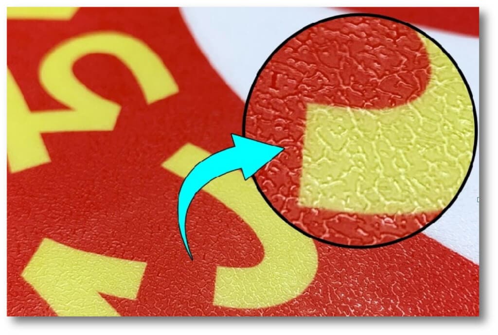 フロアステッカー・シール印刷の滑り止め機能 エンボス加工